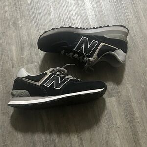 New Balance Men's Black and White Sneakers
